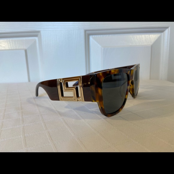 🤎💛$390. Versace 2022 Style “GRECA” Unisex Tortoise with Gold Greek Key NEW! - Picture 10 of 16